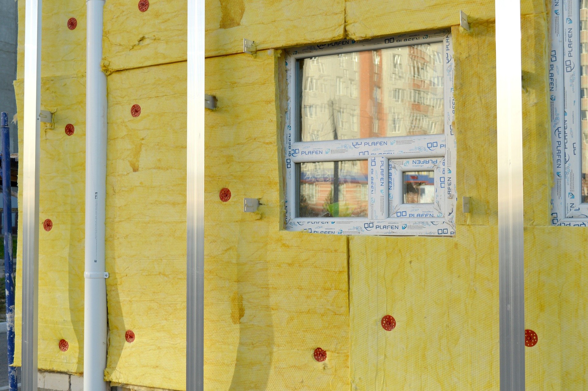 Picture of a house in its building process, insulation is in focus.