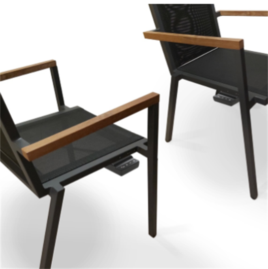 Bild von Stühlen für außen mit integrierter Sitzheizung.