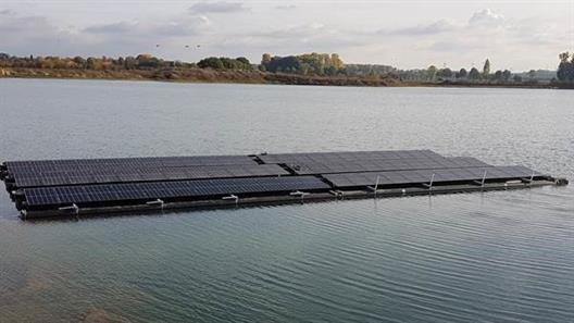 Foto einer schwimmenden Photovoltaik Anlage.